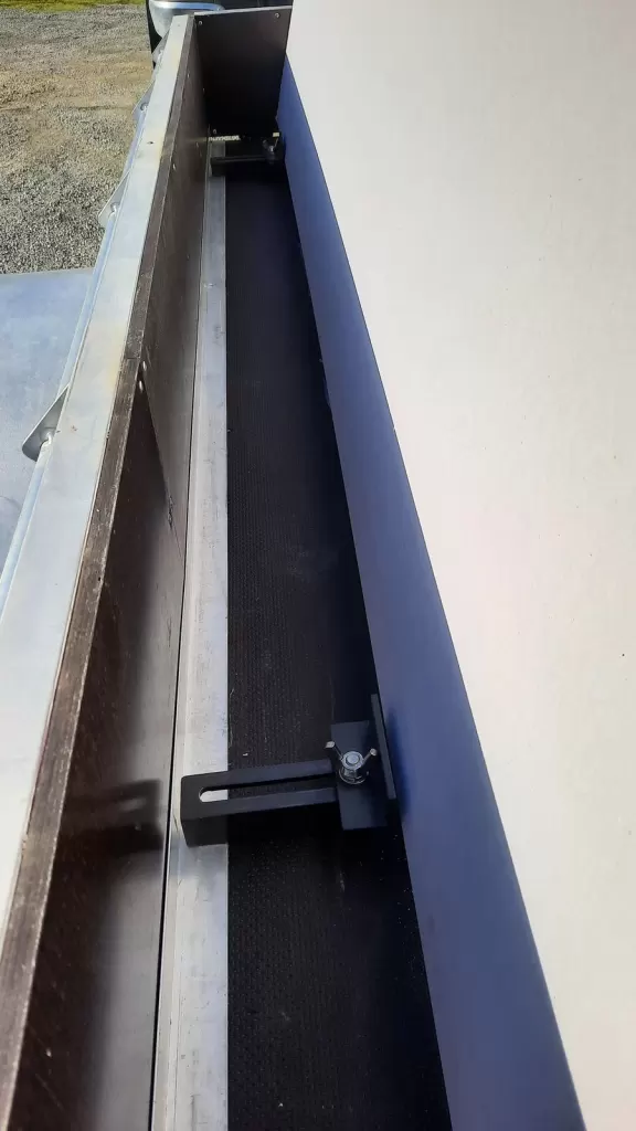Adjustable aluminium brackets for transporting sheet materials
