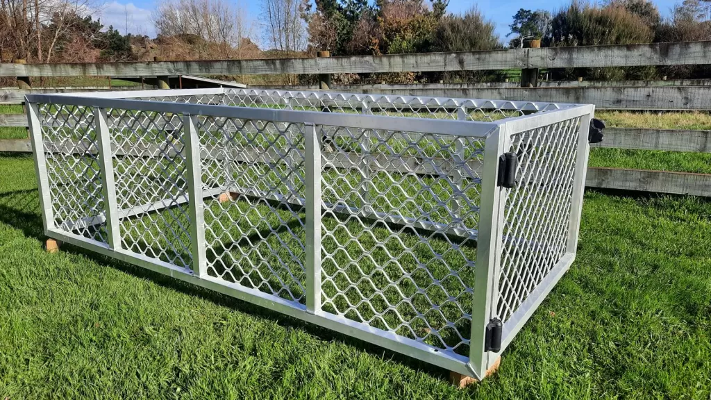 Removable aluminium diamond mesh cage for an 8x4 trailer
