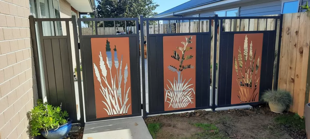 Charcoal aluminium side gates and panels with Corten flax inserts