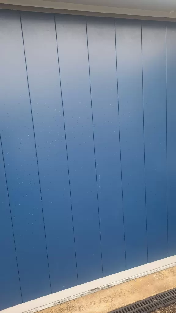 Large aluminium vertical slat sliding door